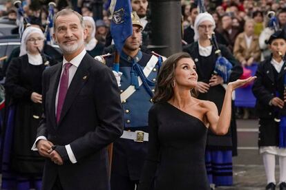 El rey Felipe VI junto a la reina Letizia, a su llegada al teatro Campoamor de Oviedo para presidir la 43º edición de los Premios Princesa de Asturias, este viernes.