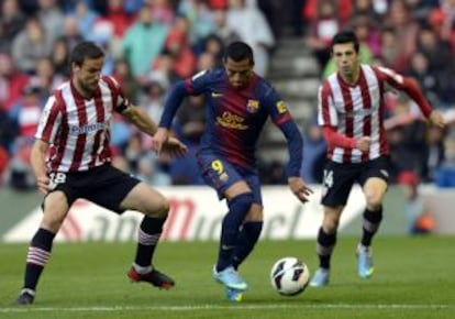 Alexis, ante Gurpegi y Susaeta, del Athletic.