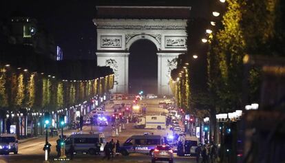Despliegue policial en París tras el tiroteo en los Campos Elíseos.