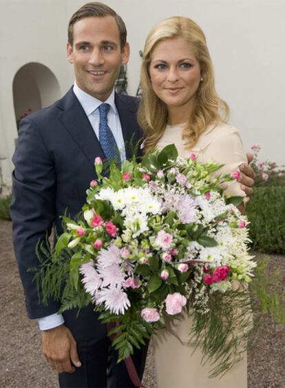 La princesa Magdalena de Suecia y su prometido Jonas Bergström durante su comparecencia en el palacio de Solliden.