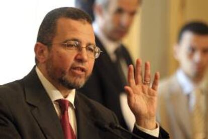 El primer ministro egipcio, Hisham Qandil, se dirige a los periodistas durante una rueda de prensa. EFE/Archivo