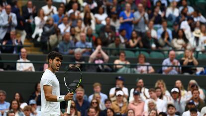 Carlos Alcaraz celebra un punto ante Tommy Paul en los cuartos de final de Wimbledon.