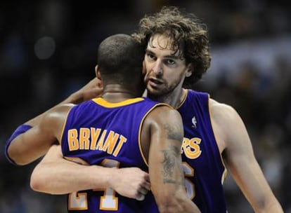 Gasol y Kobe se abrazan en los últimos minutos del partido.