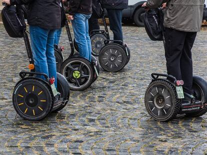 Turistas en "segways"