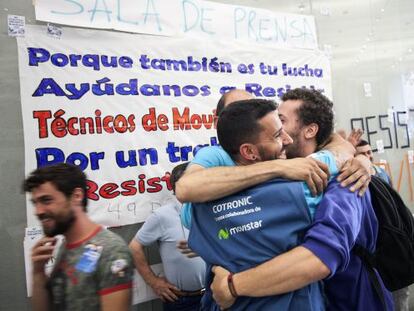 Un centenar de tècnics de Movistar ocupen el Mobile World Center a Barcelona.