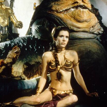El biquini de la princesa Leia en 'La guerra de las galaxias: el retorno del Jedi' (1983) es, sin duda, uno de los más famosos de la historia. A finales de 2015 se subastó la famosa prenda que lució Carrie Fisher en la película por 86.500 euros. Coincidiendo con la puja, Disney y Lucas Film anunciaron que no fabricarían más 'merchandising' de la princesa Leia con esta prenda de baño, tratando de evitar así cualquier polémica ya que, tres décadas más tarde, son muchos los que tachan el modelo y la actuación de "sexista".