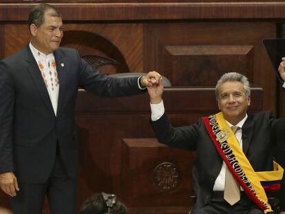 Rafael Correa y el presidente Len&iacute;n Moreno en la toma de posesi&oacute;n de este &uacute;ltimo, en 2016 en Quito. 