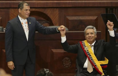 Rafael Correa y el presidente Len&iacute;n Moreno en la toma de posesi&oacute;n de este &uacute;ltimo, en 2016 en Quito. 