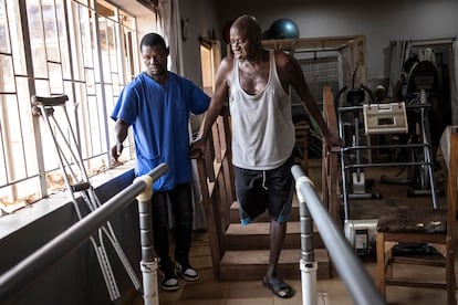 Adbulai Bah, de 66 años, entrena el equilibrio y la fuerza de su única pierna antes de recibir la prótesis en el Centro Nacional de Rehabilitación de Freetown el 20 de abril de 2022.  