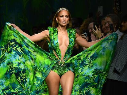 Jennifer Lopez en un momento del desfile de Versace primavera verano 2020 en Milán.