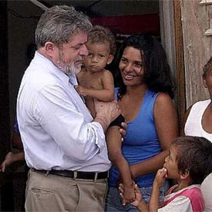 El presidente Lula, junto a una familia brasileña, en una imagen de archivo.