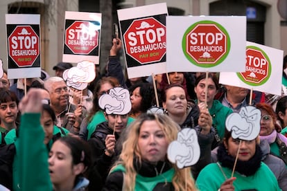 Decenas de personas protestan ante la sede de Junts en Barcelona por el voto en contra al decreto mnibus, este jueves.