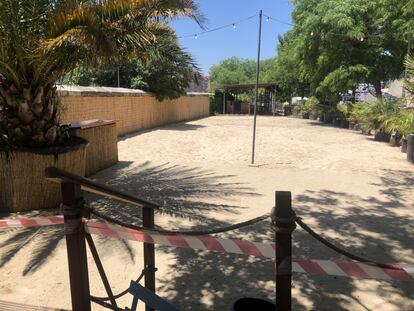 Preparación de la terraza en el espacio que ocupaba el parque.