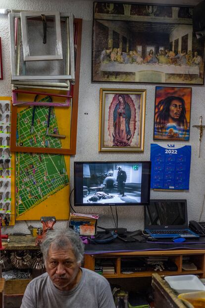 El interior de una cerrajería en la colonia Roma Sur.