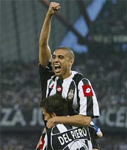 Del Piero y Trezeguet, su autor, celebran el primer gol del Juventus.