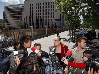 La actriz Paloma Cela, una de las amigas del actor que pasó ayer por el juzgado.