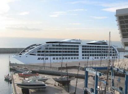 Imagen virtual del futuro barco hotel de lujo en el Port Fòrum de Sant Adrià.