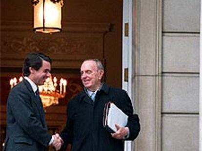 José María Aznar recibe ayer a Manuel Fraga en La Moncloa.