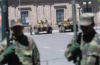 Soldados y tanques bolivianos protegen en el centro de La Paz el palacio de Gobierno.
