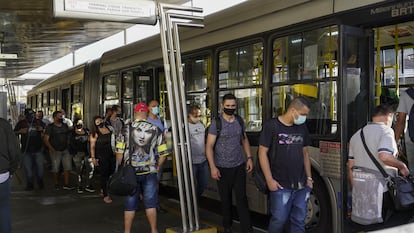 Terminal Parque Dom Pedro II, em São Paulo, nesta segunda-feira (15)