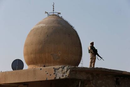 Un miembro de las fuerzas iraqu&iacute;es, durante el rezo en una mezquita de Mosul, este viernes