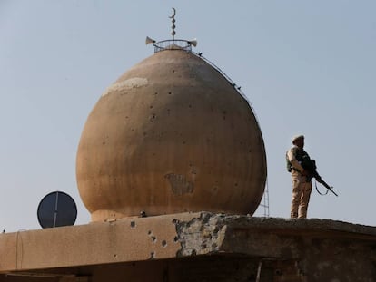 Un miembro de las fuerzas iraqu&iacute;es, durante el rezo en una mezquita de Mosul, este viernes