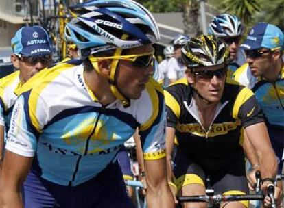 Alberto Contador y Lance Armstrong, ayer al frente del equipo Astana durante un entrenamiento en Mónaco.