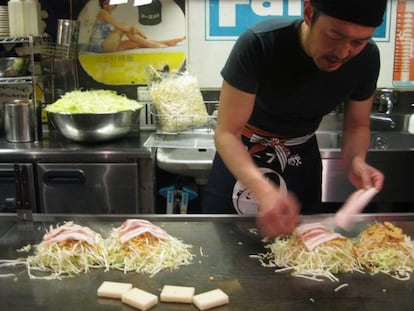 Preparación de 'okonomiyaki', comida popular en las tabernas japonesas.