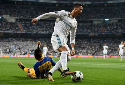 Cristiano Ronaldo del Real Madrid supera al defensa del APOEL.