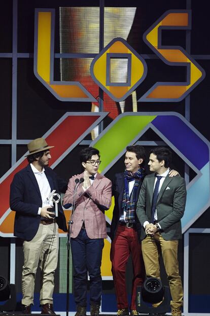 La banda colombiana Morat recoge el premio al Artista Revelación del Año.