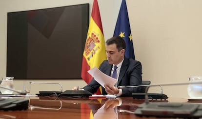 Madrid (Spain), 24/05/2020.- A handout photo made available by the office of the prime minister of Spain ('La Moncloa') shows Spanish Prime Minister Pedro Sanchez reacting during a video conference with the leaders of Spain's autonomous communities (partially self-governing regions) at La Moncloa Palace, in Madrid, Spain, 24 May 2020. The Spanish government is implementing a nationwide plan to gradually lift certain lockdown restrictions imposed as part of the current state of emergency in response to the devastating spread of the SARS-CoV-2 coronavirus that causes the pandemic COVID-19 disease. (Lanzamiento de disco, España) EFE/EPA/JM CUADRADO JIMENEZ / LA MONCLOA HANDOUT HANDOUT EDITORIAL USE ONLY/NO SALES