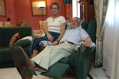 Enma Tascón y Jesús García, en su casa de León.