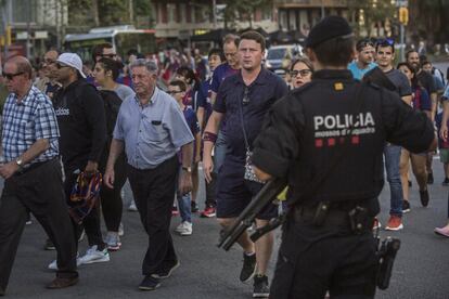 Un policía armado vigila los aledaños del estadio Camp Nou, en Barcelona.