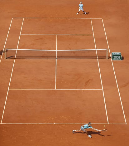 Rafael Nadal y Novak Djokovic, en una acción durante la final de Roland Garros, el 8 de junio de 2014.