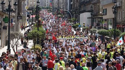 Centenares de personas durante la manifestación por el Día Internacional de los Trabajadores por el centro de Vigo, Pontevedra.