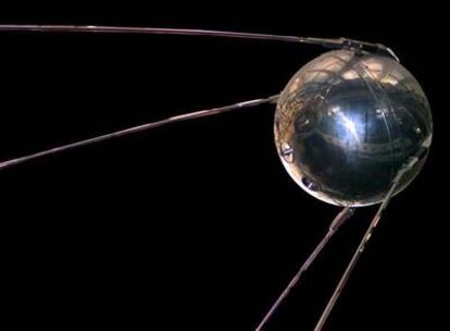 El <i>Sputnik 1</i> era una esfera  de una aleación de aluminio de 58 centímetros de diámetro y con cuatro antenas.