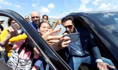 El portero de la Juventus Gianluigi Buffon se deja fotografiar con un grupo de aficionados a su salida de lestadio Allianz en Turín, el 17 de mayo de 2018.