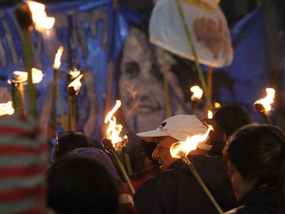 Marcha de antorchas para rendir homenaje a Eva Perón en Buenos Aires.