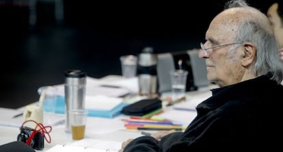 Carlos Saura durante un ensayo de 'El gran teatro del mundo' en 2013.