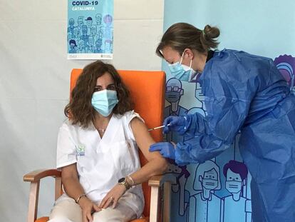 Una enfermera administra la segunda dosis de la vacuna de Pfizer contra la covid en Lleida.