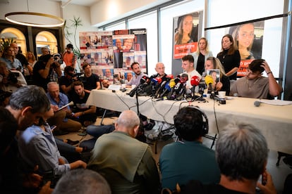 Conferencia de prensa de la familia de Mia Shem, este martes en Tel Aviv. 