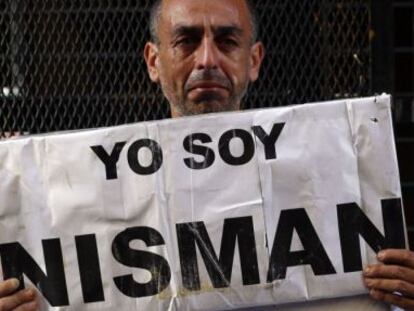 Marcelo Novillo, padre de una de las víctimas del atentado, durante una manifestación por la muerte de Nisman.