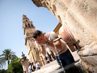 Un hombre se refresca en la fuente del Patio de los Naranjos de la Mezquita-Catedral de Córdoba, este jueves.