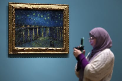 London (United Kingdom), 09/09/2024.- A media worker films near Dutch painter Vincent van Gogh's work 'Starry Night over the Rhone' (1888) during a preview for the exhibition 'Van Gogh: Poets and Lovers' at the National Gallery in London, Britain, 09 September 2024. The exhibition will run at the National Gallery from 14 September 2024 until 19 January 2025, and it marks the National Gallery's 200th anniversary. (Reino Unido, Londres) EFE/EPA/NEIL HALL
