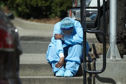 Un sanitario en el exterior del Brooklyn Hospital Center en Nueva York, el 1 de abril de 2020.