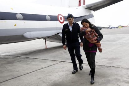 La primera dama peruana, Nadine Heredia, lleva en brazos a uno de los niños rescatados