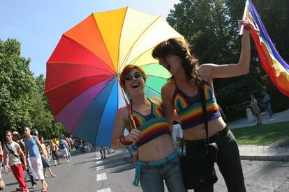 Dos mujeres en el Orgullo Gay de 2005, en la que unas 250.000 personas celebraron la legalización del matrimonio homosexual, que ese mismo día entraba en vigor.