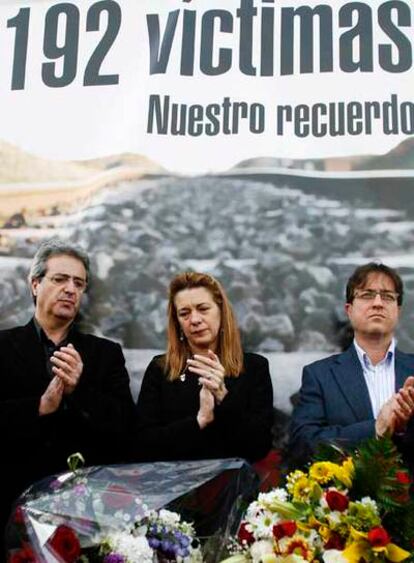 Pilar Manjón, entre el líder de UGT-Madrid, José Ricardo Martínez, y el de CC OO-Madrid, Javier López.