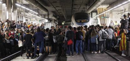 Manifestantes bloquean la circulación de un tren en la estación de Sants en la huelga del 8-N.