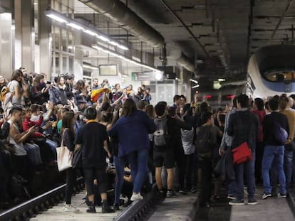 Manifestantes bloquean la circulación de un tren en la estación de Sants en la huelga del 8-N.